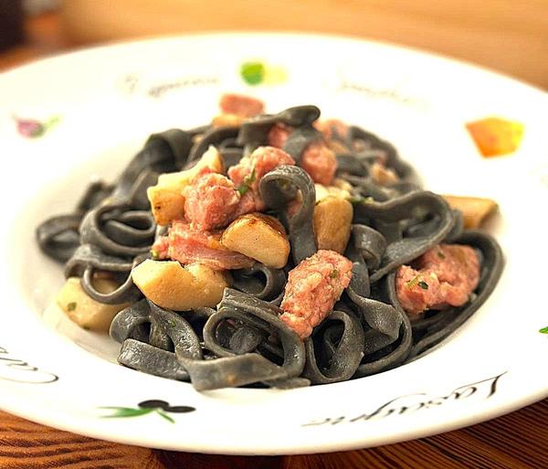Paste cu Sos de Hribi si Salsiccia